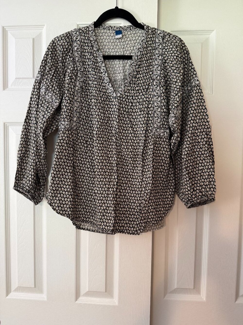 Old Navy Boho Block Print V Neck Blouse Size S Black Cream